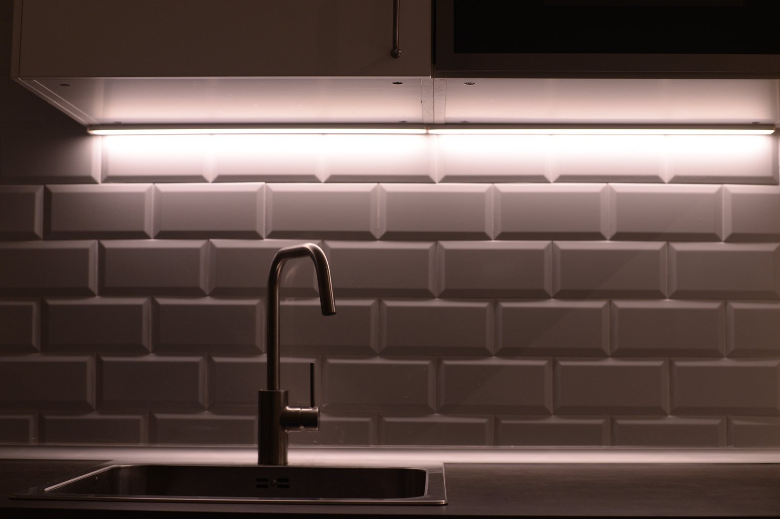 Encimera de cocina con alicatado metro e iluminación LED