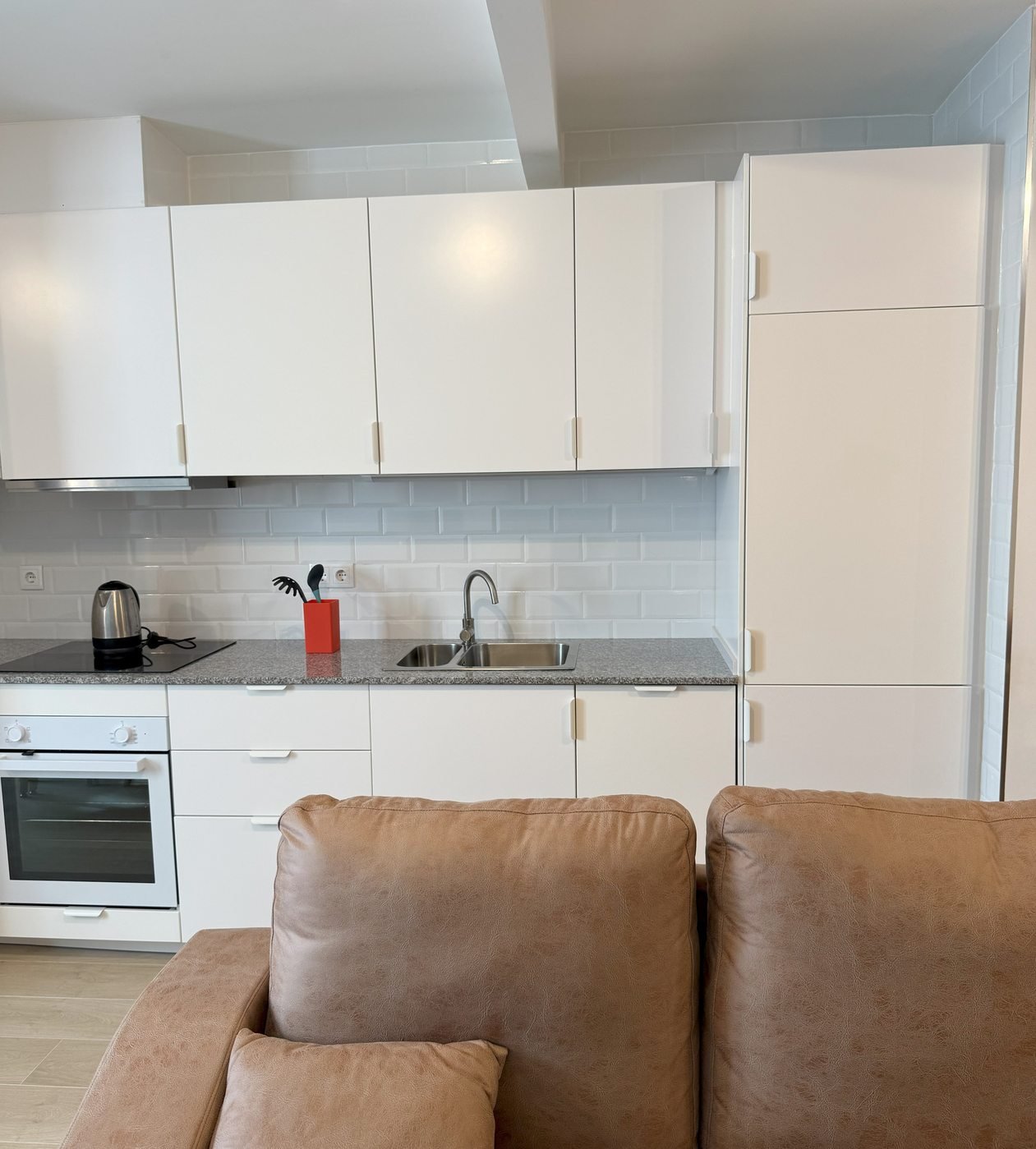 Cocina reformada abierta al salón en Alicante