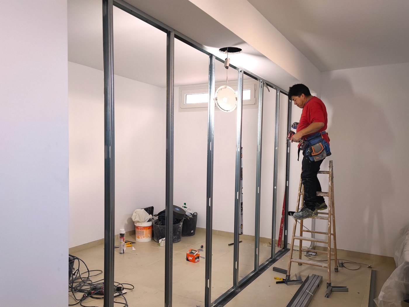 Instalación de tabiquería metálica en una reforma en Alicante