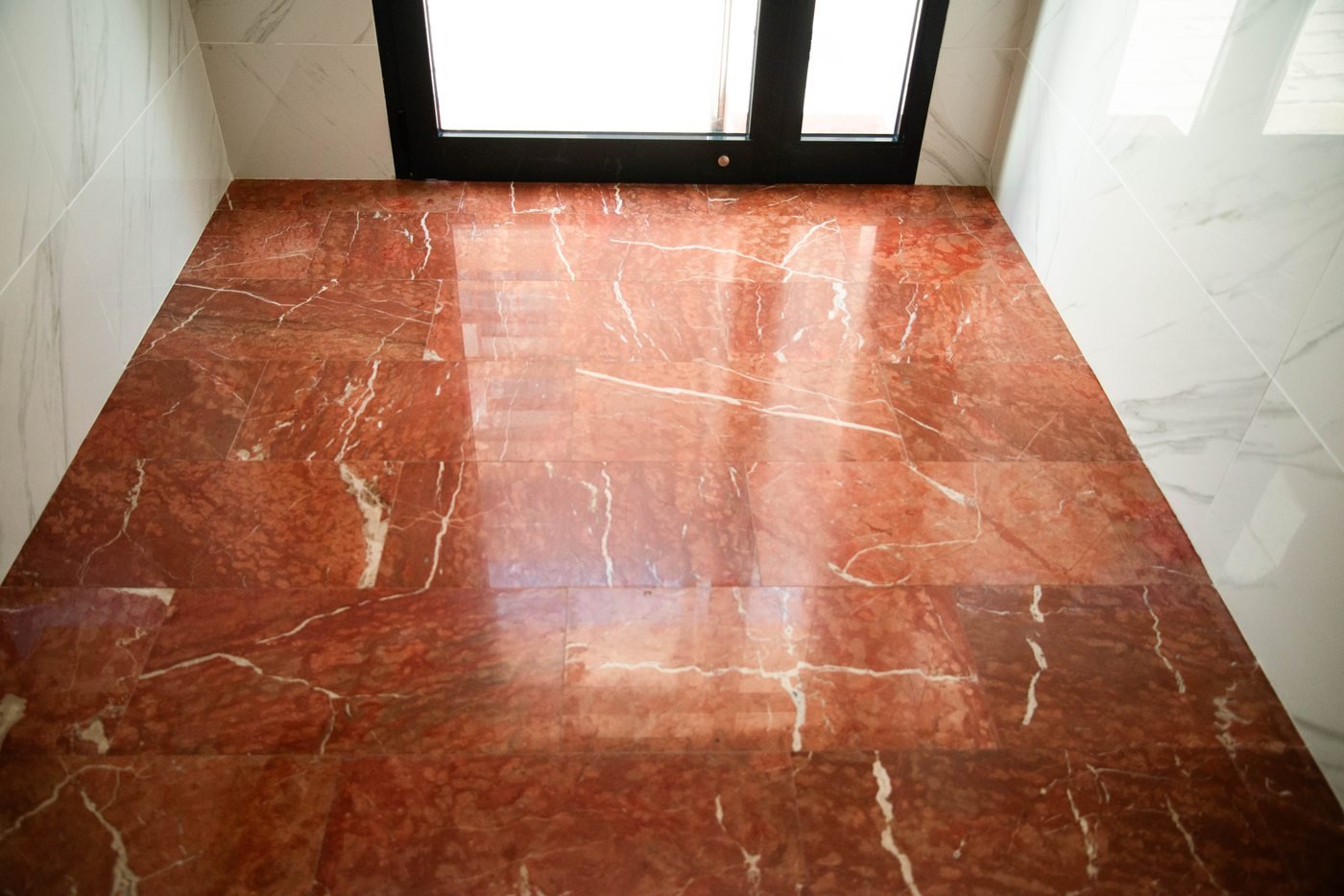 Suelo y revestimiento de mármol en una reforma en Alicante