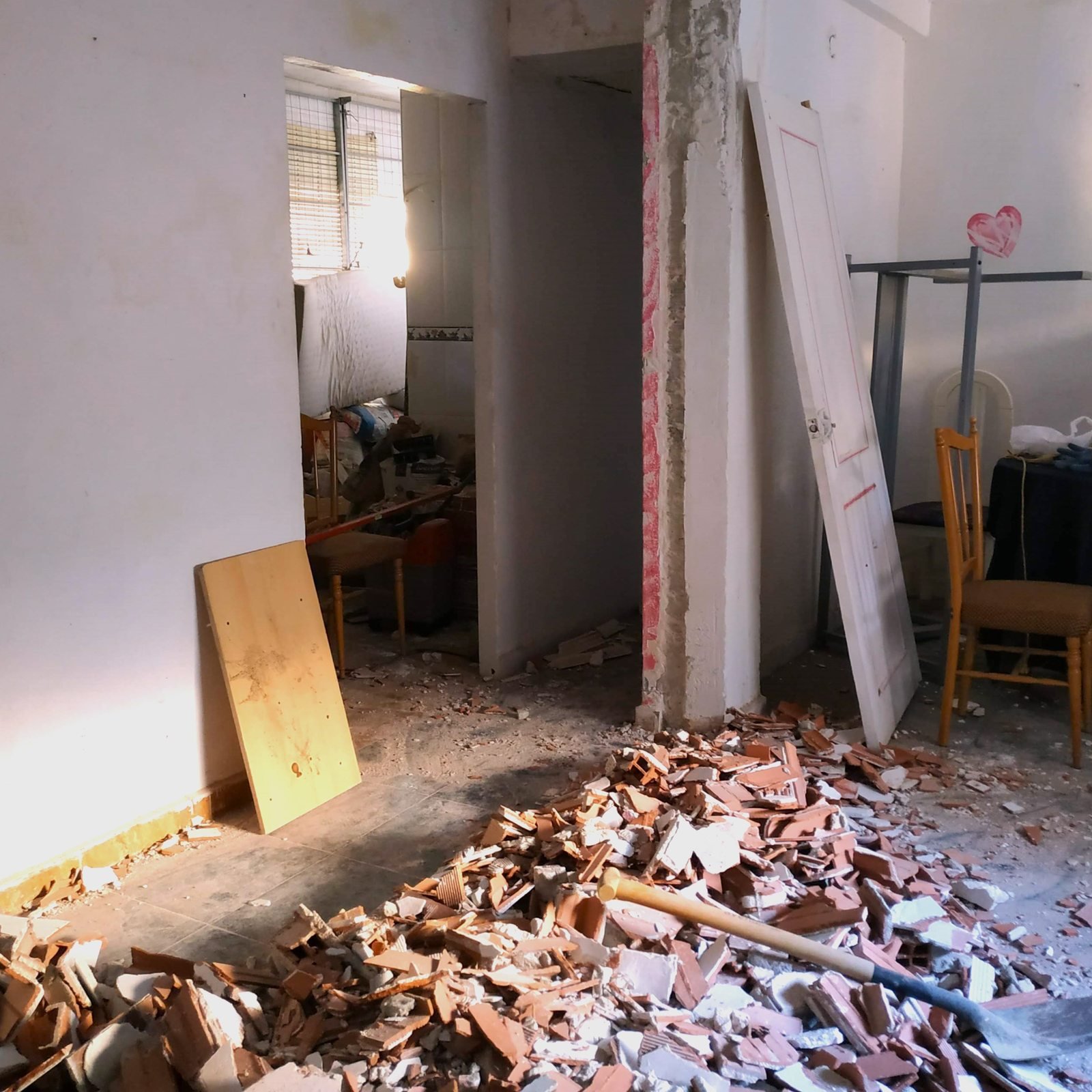 Demolición: retirada de escombros y tabiques antes de la reforma