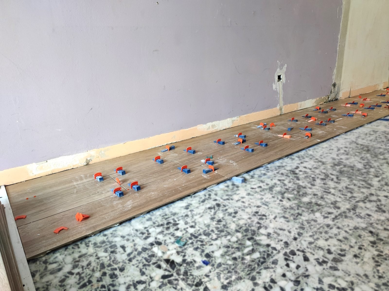 Colocación de suelo con crucetas niveladoras