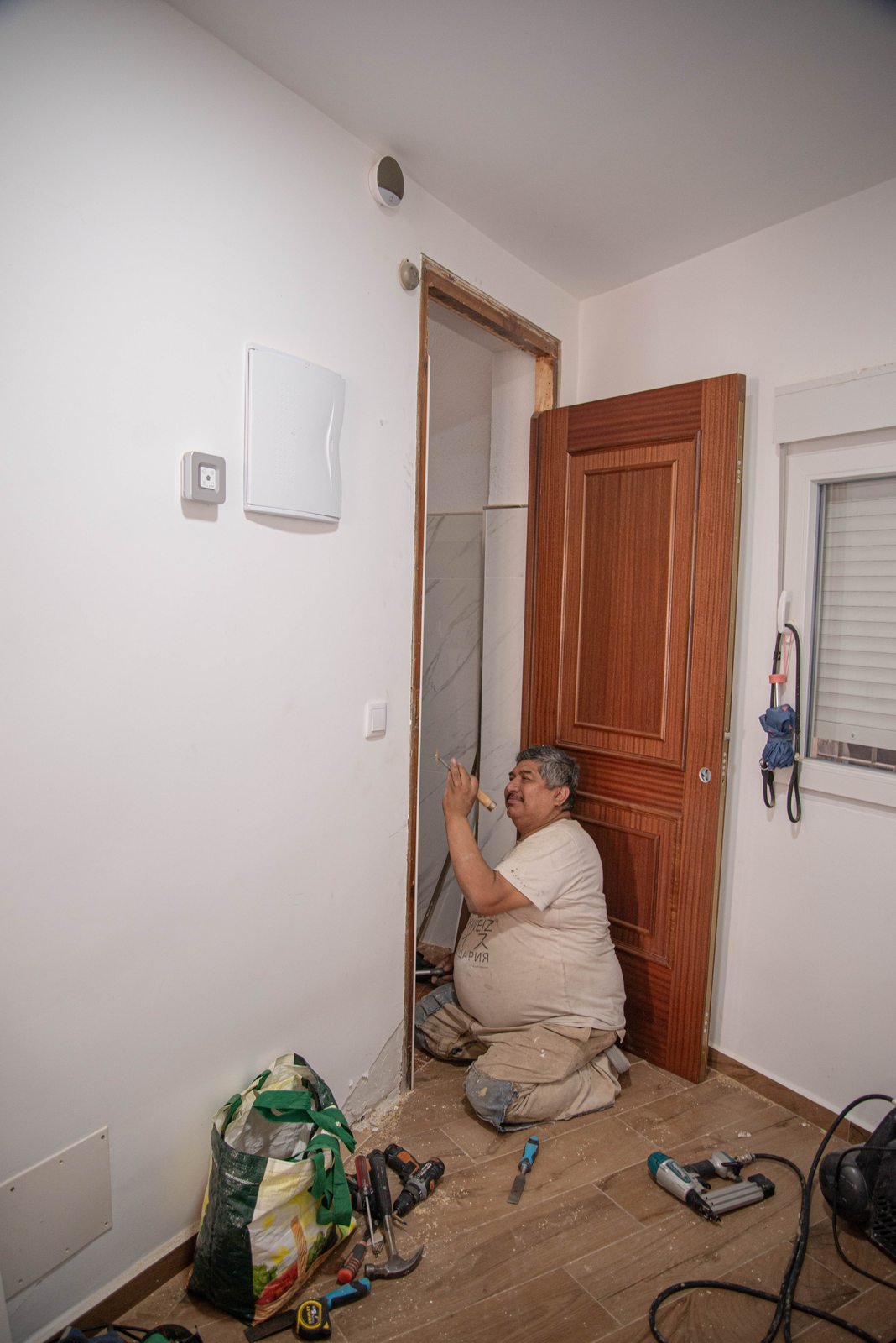 Instalación de puerta de madera a medida