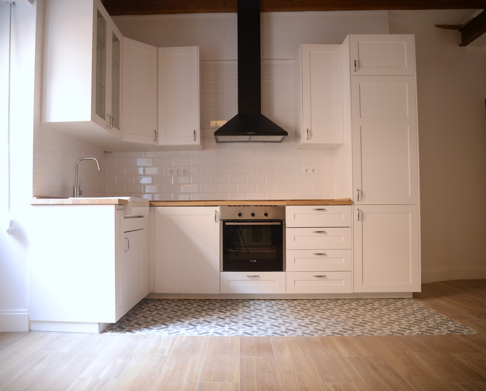 Cocina con mobiliario, campana y sanitarios instalados