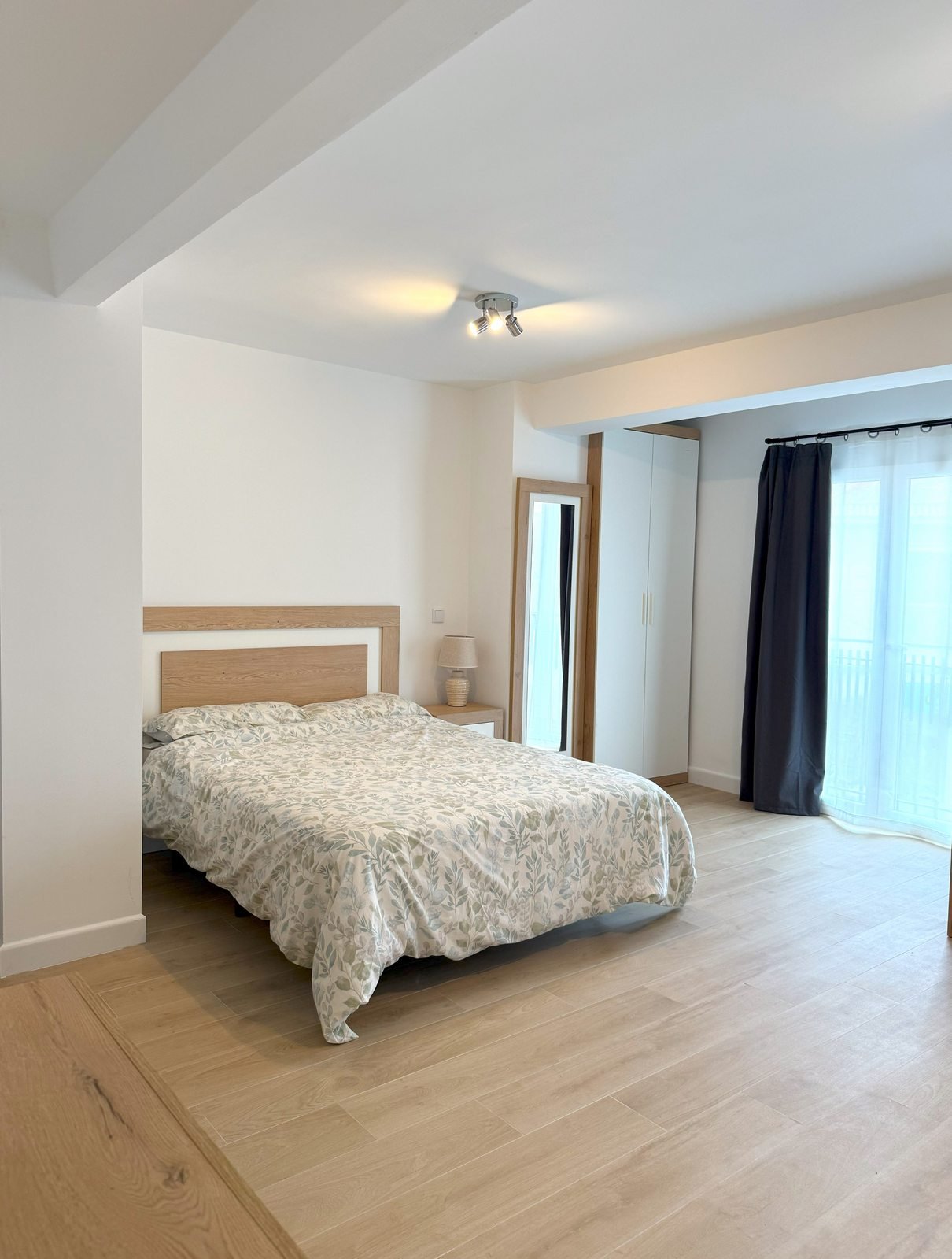 Dormitorio terminado con suelo de madera